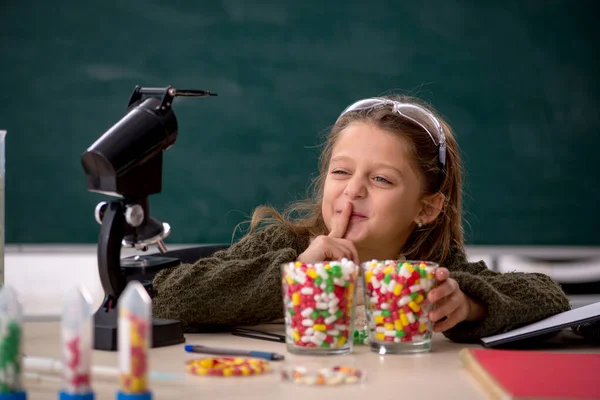 Ragazzina chimica nel concetto di sintesi dei farmaci — Foto Stock