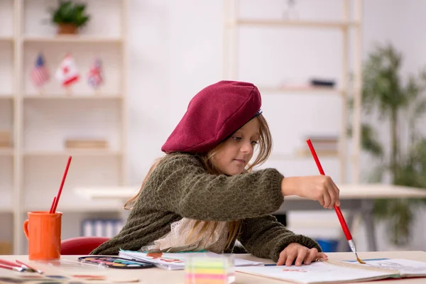 Giovane bambina godendo la pittura a casa — Foto Stock