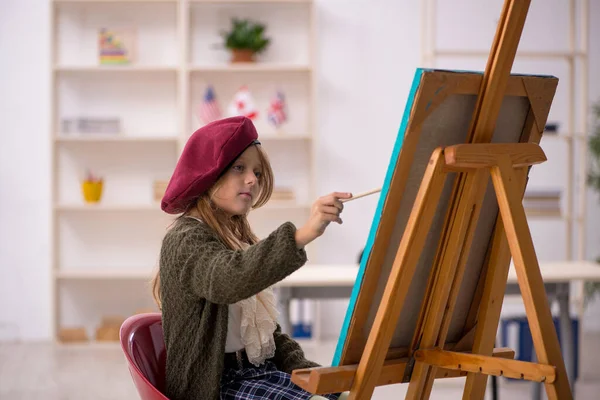 Junges kleines Mädchen genießt Malerei zu Hause — Stockfoto