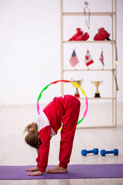 Jovem menina fazendo exercícios esportivos em casa — Fotografia de Stock