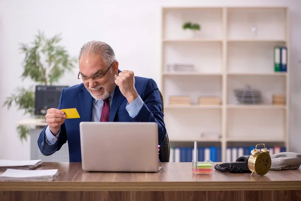 Old male employee working at workplace — Stock Photo, Image