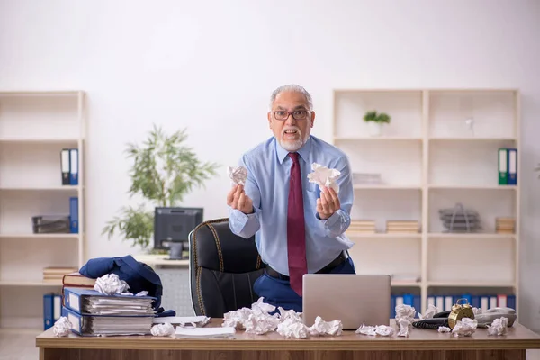 Starý muž zaměstnanec v konceptu brainstorming — Stock fotografie