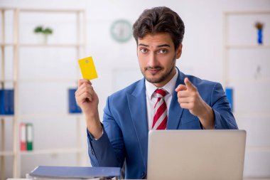 E-ticaret konsepti genç erkek çalışanı