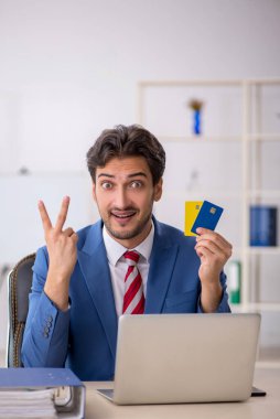 E-ticaret konsepti genç erkek çalışanı