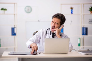 Klinikte çalışan genç bir erkek radyolog.