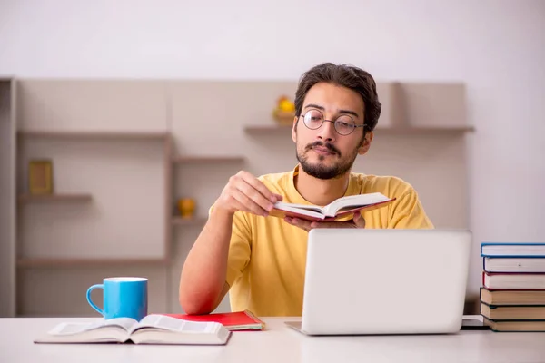 Jonge mannelijke student bereidt zich voor op examens thuis — Stockfoto