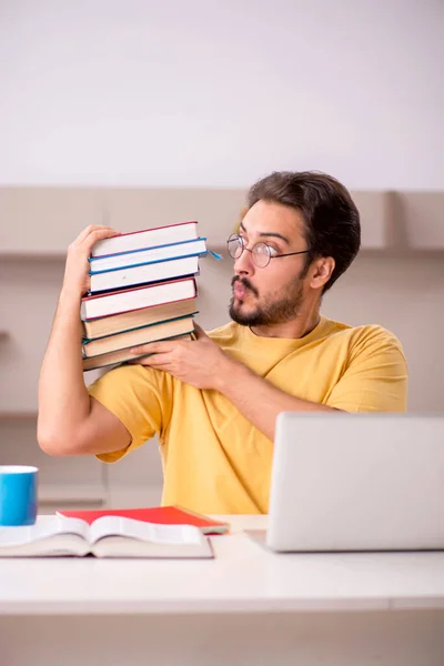 Jeune étudiant masculin se préparant aux examens à la maison — Photo