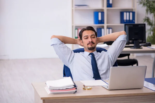 Jonge mannelijke werknemer werkzaam in het kantoor — Stockfoto