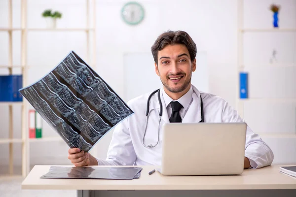 Ung manlig röntgenläkare som arbetar på kliniken — Stockfoto