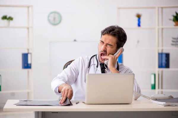 Jonge mannelijke arts radioloog werkzaam in de kliniek — Stockfoto