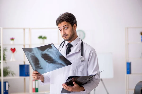 Młody lekarz radiolog pracujący w klinice — Zdjęcie stockowe