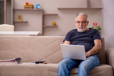 Salgın sırasında evde çalışan yaşlı bir erkek işçi.