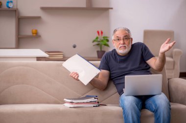 Salgın sırasında evde çalışan yaşlı bir erkek işçi.