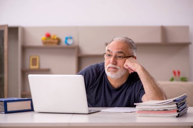 Salgın sırasında evde çalışan yaşlı bir erkek işçi.