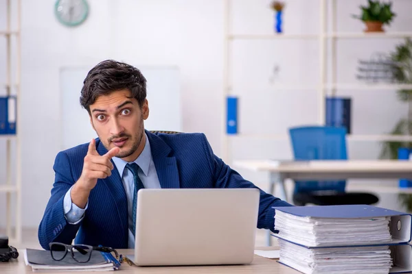 Empleado joven de negocios y demasiado trabajo en la oficina —  Fotos de Stock