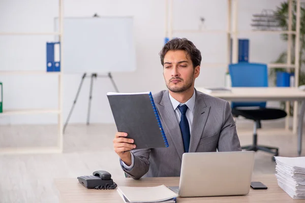 Jeune employé masculin assis sur le lieu de travail — Photo