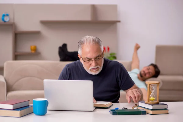 Old grandfather in distant learning concept during pandemic — Stock Photo, Image