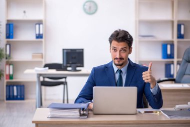 Ofiste çalışan genç bir erkek.