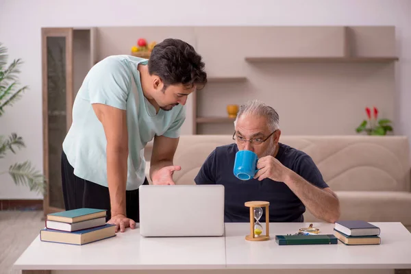 Παππού και εγγονός στο σπίτι με τον υπολογιστή — Φωτογραφία Αρχείου