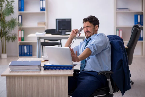 Giovane dipendente maschile che lavora in ufficio — Foto Stock