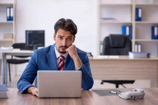 Jeune employé masculin travaillant au bureau — Photo