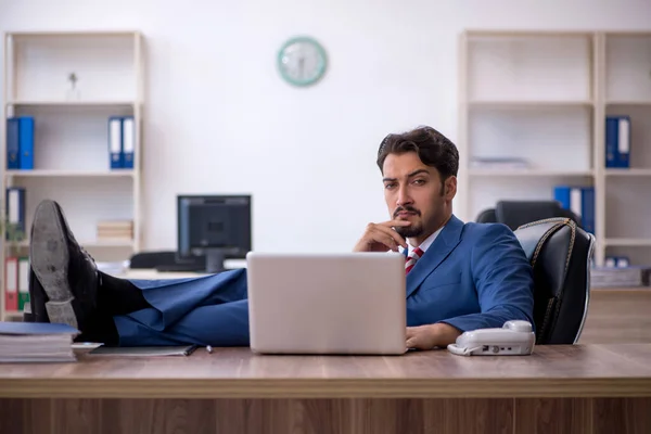 Joven empleado masculino que trabaja en la oficina —  Fotos de Stock