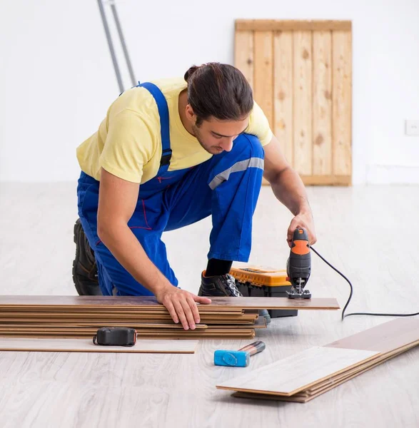 Joven contratista masculino trabajando en interiores —  Fotos de Stock