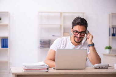 İş yerindeki genç erkek öğrenci.