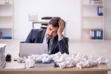 Beyin fırtınası konseptinde genç bir erkek çalışan.