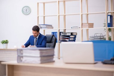 Ofiste çalışan yakışıklı bir genç.