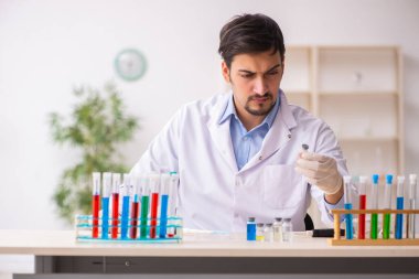 Laboratuvarda çalışan genç bir kimyager.