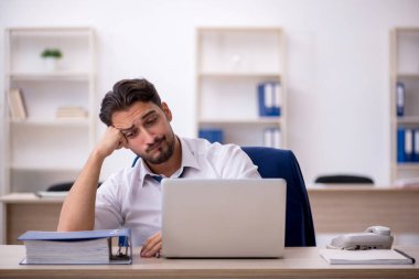 Ofiste çalışan genç bir erkek.