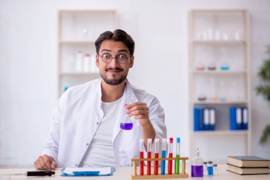 Laboratuvarda çalışan genç bir kimyager.