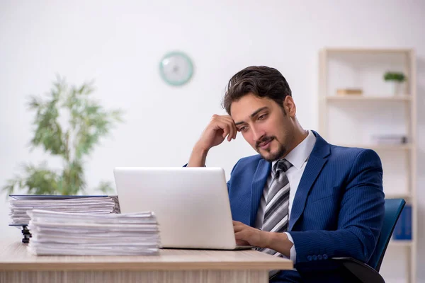 Jeune employé masculin travaillant au bureau — Photo