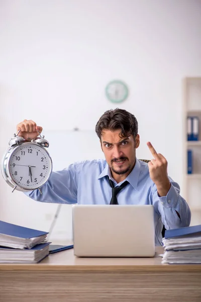 Ung manlig anställd i time management koncept — Stockfoto