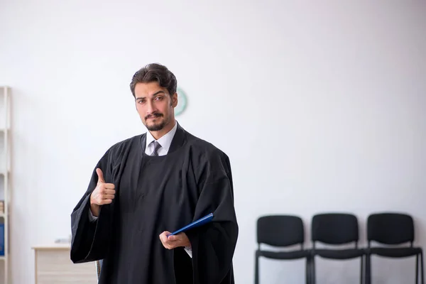 Молодой судья работает в здании суда — стоковое фото