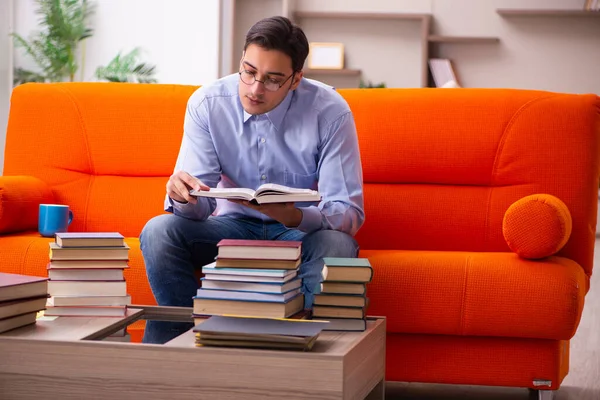 Joven estudiante masculino preparándose para los exámenes en casa —  Fotos de Stock