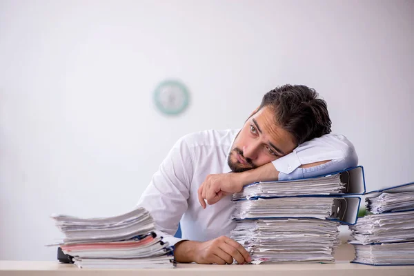 Junge männliche Mitarbeiter und zu viel Arbeit im Büro — Stockfoto