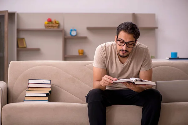 Jeune étudiant masculin étudiant à la maison pendant la pandémie — Photo