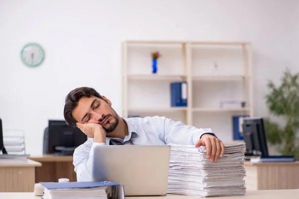 Ung manlig anställd som arbetar på kontoret — Stockfoto