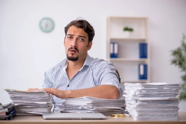 Jovem funcionário masculino infeliz com excesso de trabalho no escritório — Fotografia de Stock