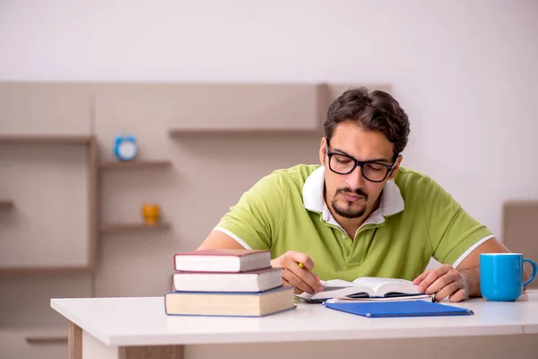 Jonge mannelijke student die thuis studeert — Stockfoto