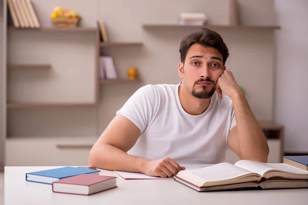 パンデミック時に自宅で勉強する若い男性学生 — ストック写真