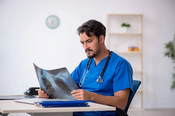 Ung manlig röntgenläkare som arbetar på kliniken — Stockfoto