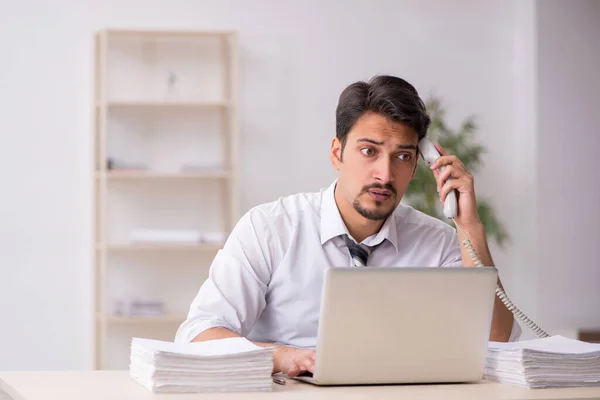 Jeune employé masculin mécontent du travail excessif au bureau — Photo