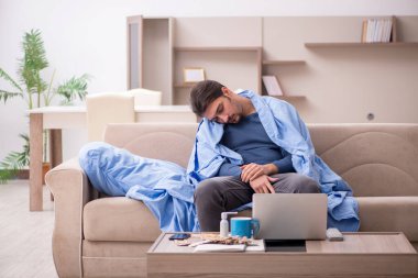 Genç adam kendini kötü hissediyor.