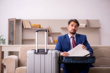 Genç işadamı eve gitmeye hazırlanıyor.