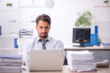 Ofiste çalışan genç işadamı.