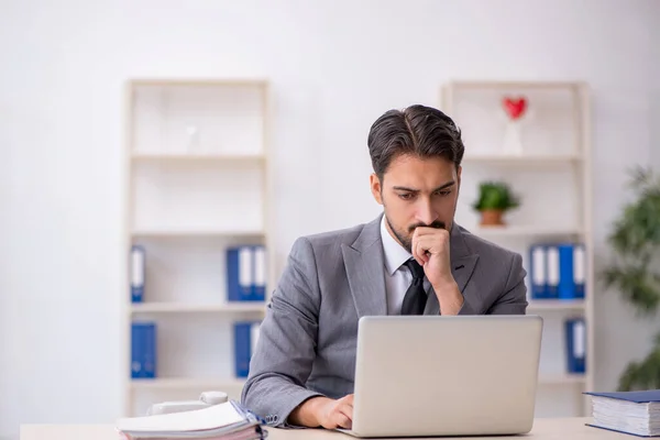 Giovane dipendente maschile che lavora in ufficio — Foto Stock