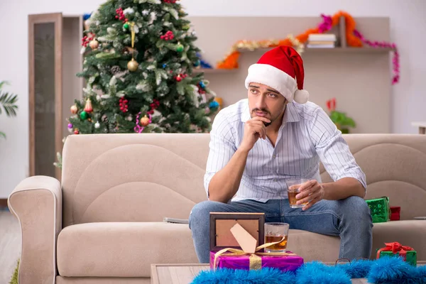 Joven celebrando la Navidad en casa solo —  Fotos de Stock